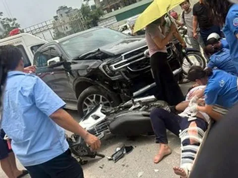 Tai nạn khiến xe máy 'đóng đinh' vào ô tô, thiếu niên bị thương