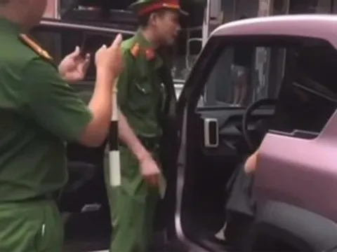 Đỗ ô tô sai quy định, nữ tài xế ở Hà Nội còn lớn tiếng với cảnh sát
