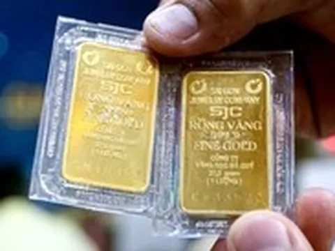 Giá vàng thế giới tăng cao, giá vàng trong nước diễn biến lạ