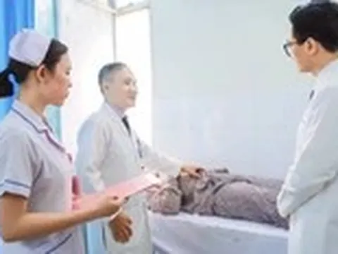 Đau bìu lúc nửa đêm, bé trai suýt mất tinh hoàn vì cố chịu đựng đến sáng