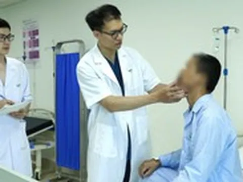 Xô xát trong nhà, em họ cắn đứt môi anh