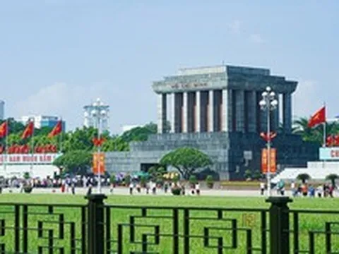 Khách Việt tò mò cảnh người dân vào Lăng Bác tập thể dục, nghe câu trả lời liền rưng rưng tự hào