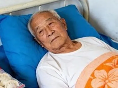 Nằm liệt giường suốt 3 tháng, ông cụ 68 tuổi cay đắng nhận ra chỗ dựa thật sự lúc về già không phải vợ con mà là người này