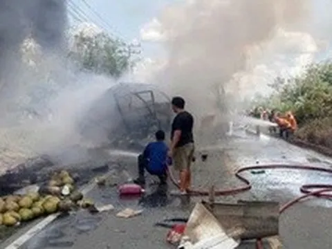 VIDEO: Xe khách đâm trực diện xe bồn chở dầu tại Indonesia, khói lửa kinh hoàng