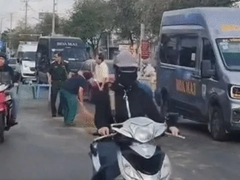 Bí thư phường ở TPHCM 'xắn tay' cùng dân quân xử lý dầu loang trên đường