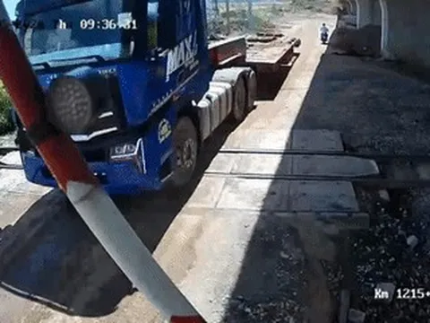 Clip xe đầu kéo cố tình tông gãy cần chắn, vượt qua đường sắt