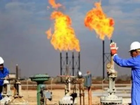 Đọc nhanh 8-5: Giá dầu lên 102 USD/thùng; một đại gia điện mặt trời báo lỗ nghìn tỉ