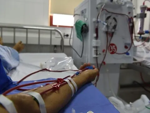 Người đàn ông trẻ suy thận như cụ ông 80 tuổi vì duy trì thói quen ăn tối "cực hại"
