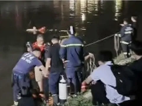 Bất ngờ nhảy xuống sông lúc 1 giờ sáng, cô gái trẻ tử vong