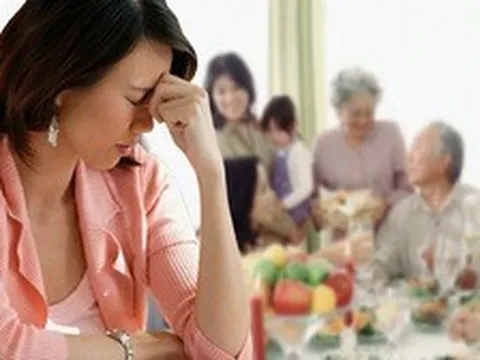 Vừa làm dâu trưởng, bận không về đám giỗ được, tôi bị cả họ nhà chồng "đá" khỏi nhóm chat gia đình