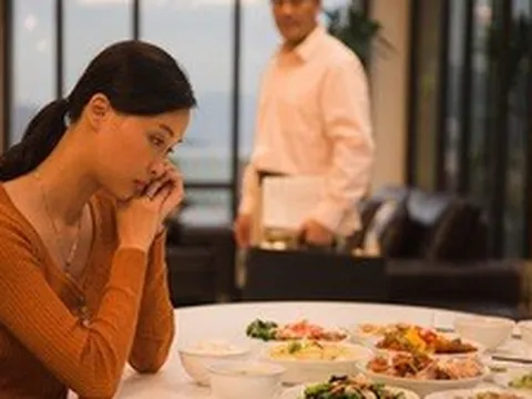 Em chồng từ nước ngoài về cho tiền gia đình, nhìn con số mà tôi nghĩ ngợi, mẹ chồng cũng ái ngại