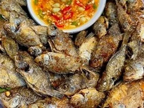 Chiên cá đừng chỉ dùng dầu ăn: Thả thêm một mẩu này vào chảo, cá giòn rụm, không bắn dầu mà lại thơm "gây nghiện"