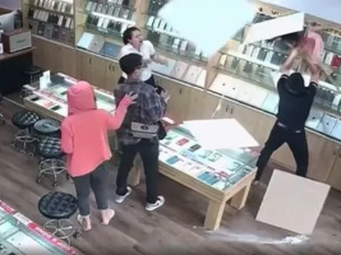 VIDEO: Thót tim em bé rơi xuyên qua trần thạch cao khi tìm đồ chơi