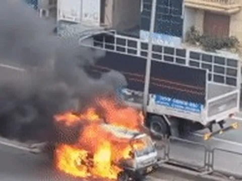Ô tô cháy ngùn ngụt ở đường Vành đai 3 trên cao Hà Nội, nhiều người hoảng hốt
