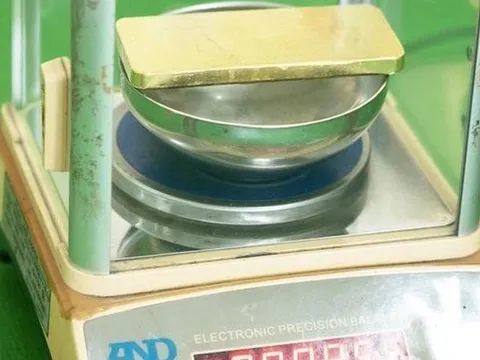 Bắt nam thanh niên vận chuyển gần 1kg vàng qua biên giới để nhận tiền công 700.000 đồng