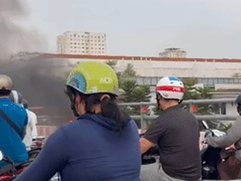 Xe máy cháy ngùn ngụt trên cầu Bình Lợi đúng giờ tan tầm