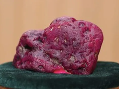 Myanmar tìm được viên hồng ngọc hơn 2kg, Tổng thống cùng nội các phải kiểm tra tận mắt
