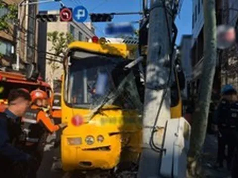 Hàn Quốc: Xe buýt đón chở nhiều trẻ em đâm thẳng cột điện, tài xế dương tính ma tuý