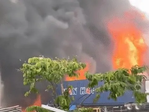 Cháy lớn tại khu công nghiệp, tường đổ sập giữa biển lửa