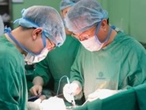 Sụt cân nhưng bụng phình to, người phụ nữ phát hiện khối u tái phát dính nhiều nội tạng
