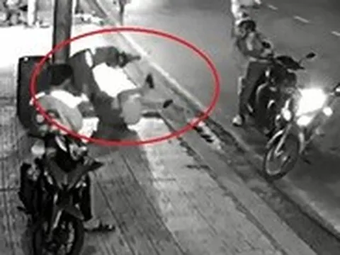 Tài xế xe ôm công nghệ quật ngã, dùng chân đá liên tiếp vào đầu nam thanh niên ở phường Thủ Đức