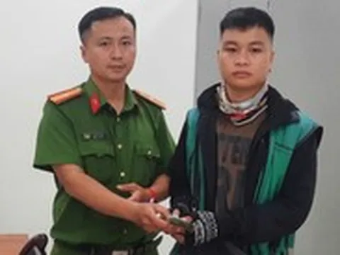 Tài xế Grab nhặt hơn 30 triệu đồng mang đến công an tìm người đánh rơi