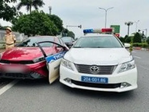Vi phạm nồng độ cồn và chạy quá tốc độ, nam tài xế tông gãy cửa xe cảnh sát giao thông