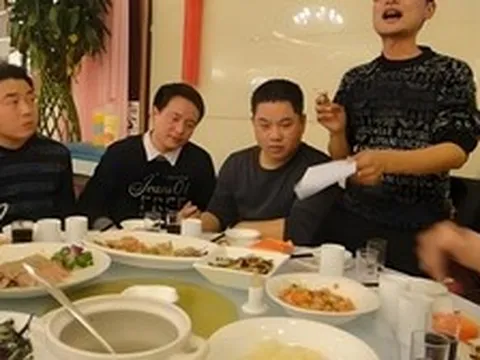 Họp lớp, người đàn ông chủ động thanh toán hóa đơn, kết quả suýt bị bạn cũ block, còn phải làm kiểm điểm ngay tại nhà hàng