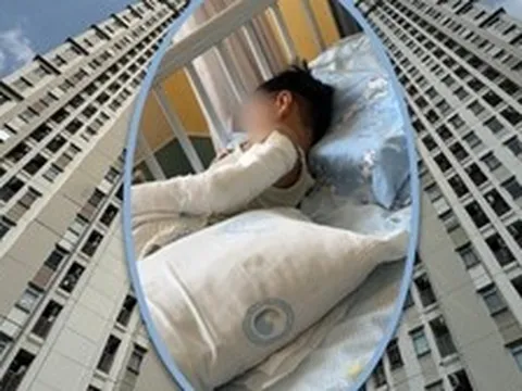 Bé trai 4 tuổi ngã từ tầng 11 chung cư xuống đất vì ngóng bố mẹ về nhà