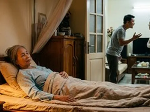 Mẹ ốm nằm liệt giường, 2 người con bỏ việc về chăm sóc nhưng đêm nào tôi cũng nghe họ bàn luận một chuyện gây phẫn nộ