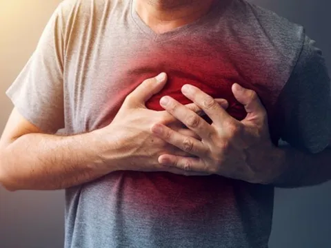 Khó thở suốt thời gian dài, người đàn ông 53 tuổi phát hiện thứ "đáng sợ" trong lồng ngực