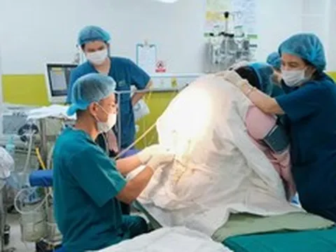 Mẹ bầu nặng 140kg sinh bé “khổng lồ” 4,6kg, ca vượt cạn khiến bác sĩ toát mồ hôi