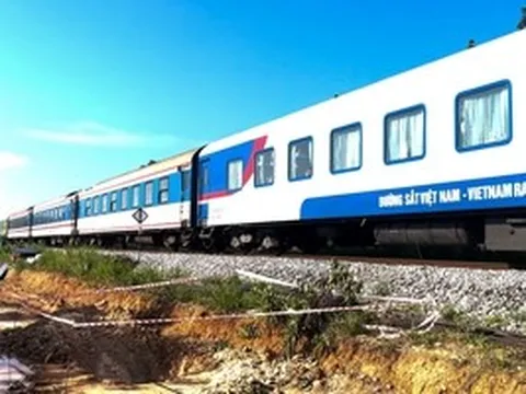 Thót tim phát hiện quả bom "khủng" sát đường ray tàu hỏa