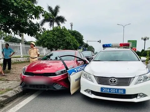 Bị phát hiện chạy quá tốc độ, tài xế liều lĩnh tông xe CSGT rồi bỏ chạy