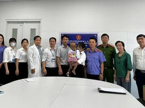 Trao giấy khai sinh cho bé trai 2 tuổi bị mẹ và cha dượng bạo hành ở TPHCM