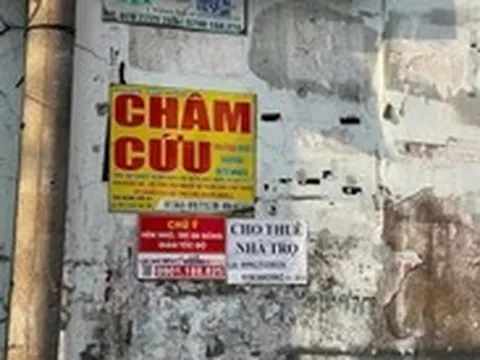 Bóc gỡ quảng cáo trái phép tràn lan trên khắp tuyến phố ở TP.HCM
