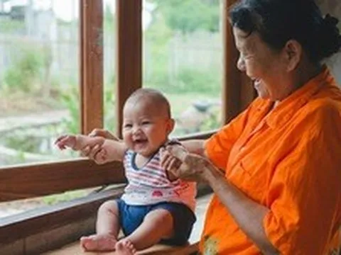 Bà nội bảo "để bà trông", bà ngoại cũng bảo "để bà trông": Con tôi có hai bà tranh nhau nghe có vẻ sướng nhưng không phải vậy