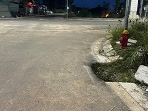 Hàng loạt hố sâu “há miệng” giữa khu tái định cư dự án cầu vượt cửa biển