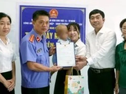 Trao giấy khai sinh cho bé trai 2 tuổi tại TP.HCM bị mẹ ruột và người tình bạo hành