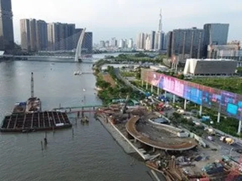 Cầu đi bộ vượt sông Sài Gòn chính thức đổ bê tông trụ chính