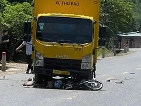 Va chạm với xe thư báo, 2 người đi xe máy thương vong