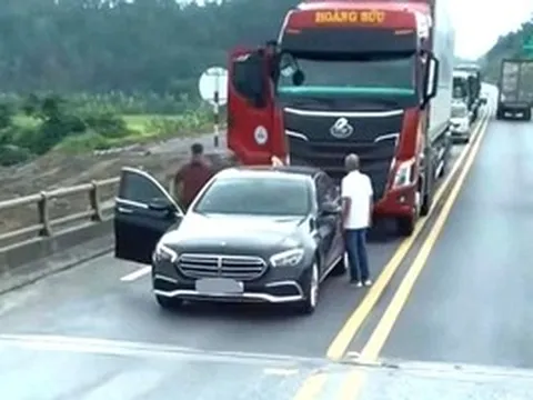 Tài xế dừng xe sang Mercedes chặn ô tô đầu kéo trên cao tốc gây ùn tắc