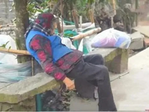 4 đứa con bất hiếu lần lượt đuổi mẹ già ra khỏi nhà, cụ bà chết cô độc giữa trời rét gây phẫn nộ