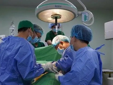 Huy động 6 chuyên khoa cứu người đàn ông ở Cần Thơ