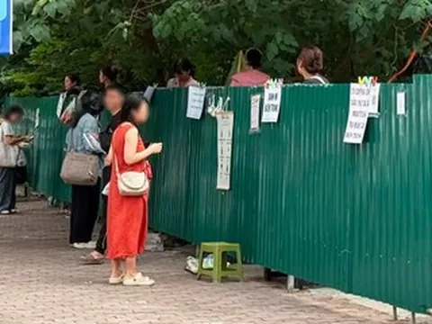 Hình ảnh 'lạ' trên vỉa hè Hà Nội: Menu, mã QR treo lủng lẳng trên tấm tôn