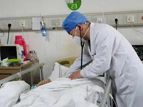 Người đàn ông 55 tuổi hỏng thận vì thường xuyên làm việc này trong bữa cơm