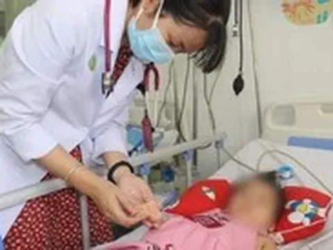 Dán miếng chống say tàu xe, bé 7 tuổi mất kiểm soát hành vi, nói nhảm