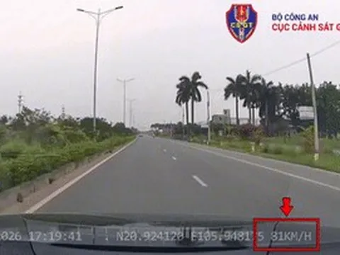 Cục CSGT đăng clip 'giật mình' với nam sinh phóng xe điện gần 90km/h
