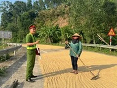 Công an nhắc nhở người dân không phơi lúa lấn chiếm lòng, lề đường