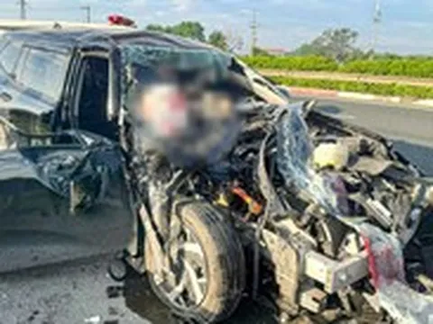 Ô tô con bẹp dúm trên cao tốc, cảnh sát cứu một người mắc kẹt